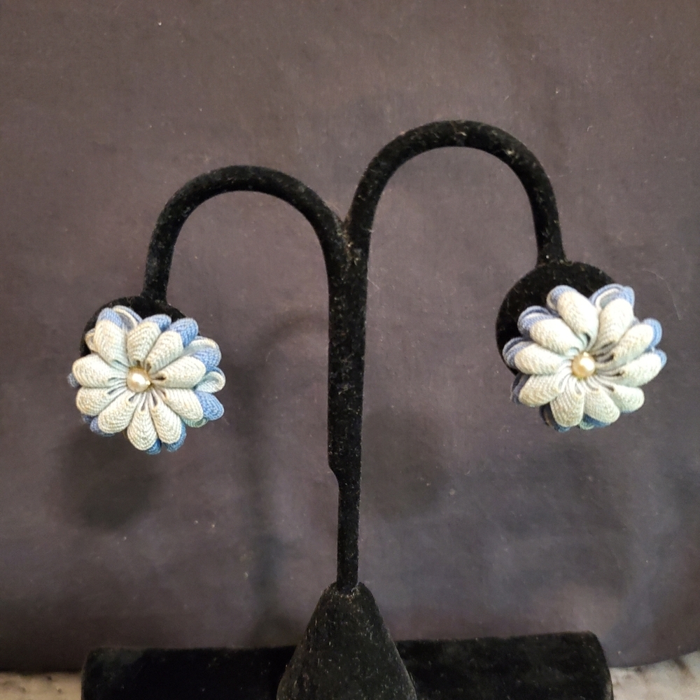 Vintage 50s 2 Tone Bric-a-brac Earrings